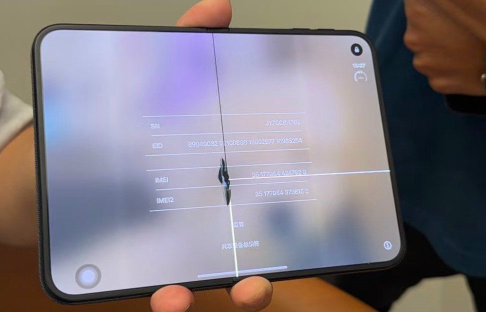 Apple foldable cracked screen