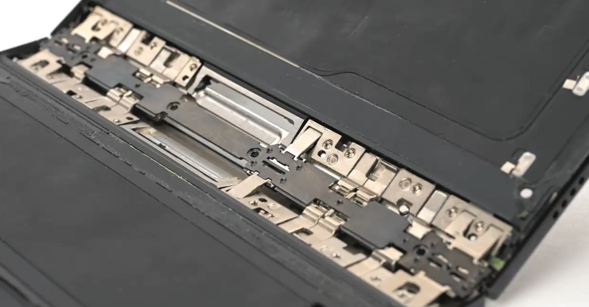 Apple's foldable hinge issue